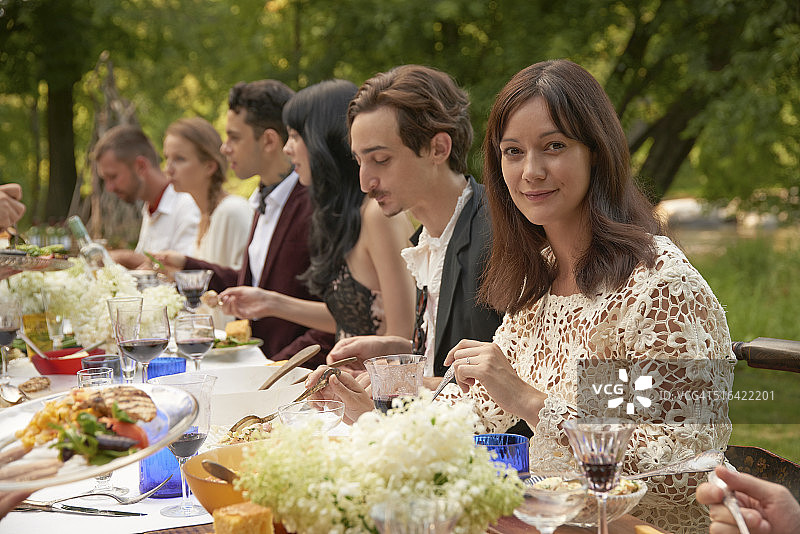朋友们在户外晚宴上用餐图片素材