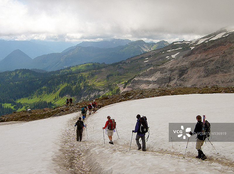 徒步者下山前往“天堂”图片素材