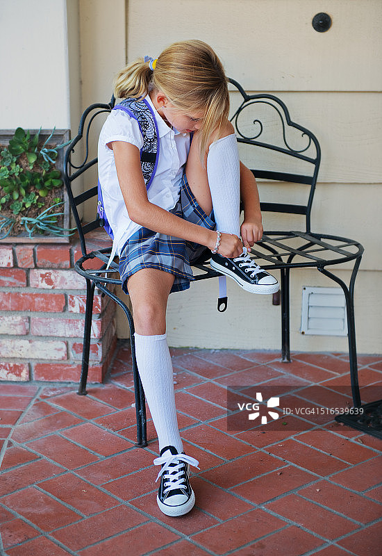 系鞋带 - 女学生图片素材