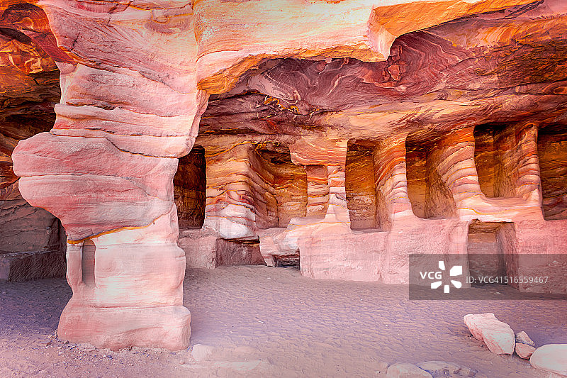 约旦佩特拉的古代洞穴遗址图片素材