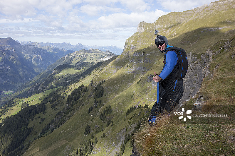 准备跳入山谷的跳跃者图片素材