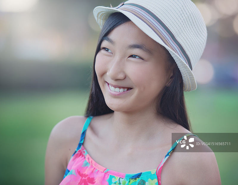 戴帽子的女孩的甜美笑容图片素材