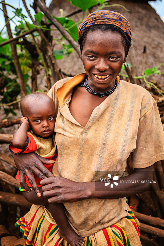 来自孔索部落的妇女抱着她的孩子，埃塞俄比亚，非洲图片素材