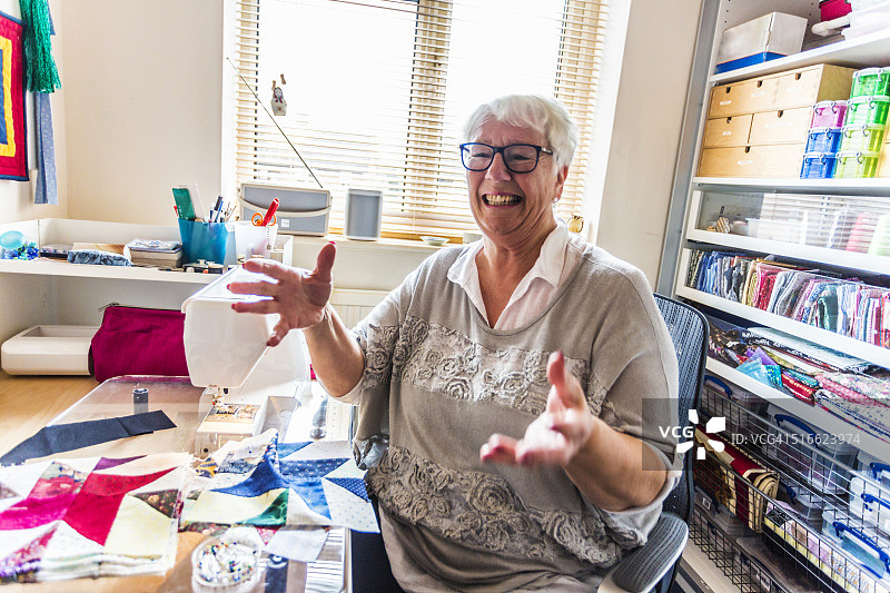 年长妇女在家里做她的绗缝爱好图片素材