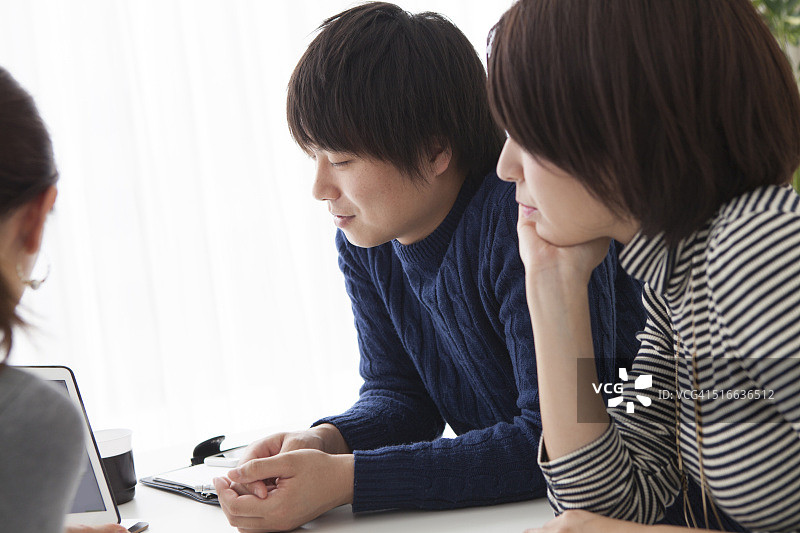 办公室里的人们正在谈论新房子图片素材