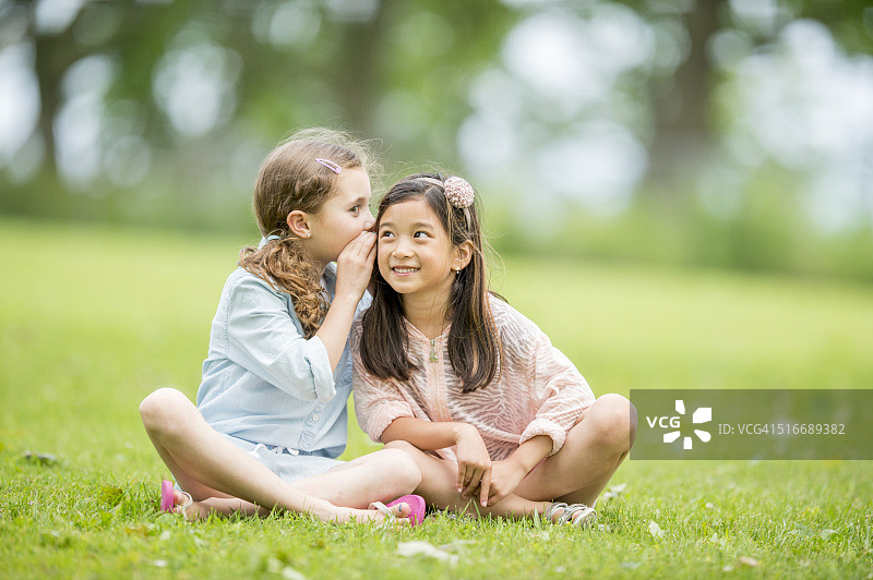 分享秘密的小女孩图片素材