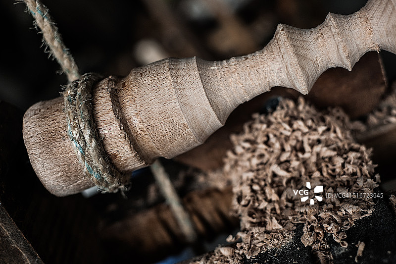 木材车削 - 脚踏车床图片素材