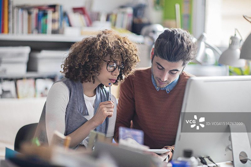 两位平面设计师在办公室使用数位板工作图片素材