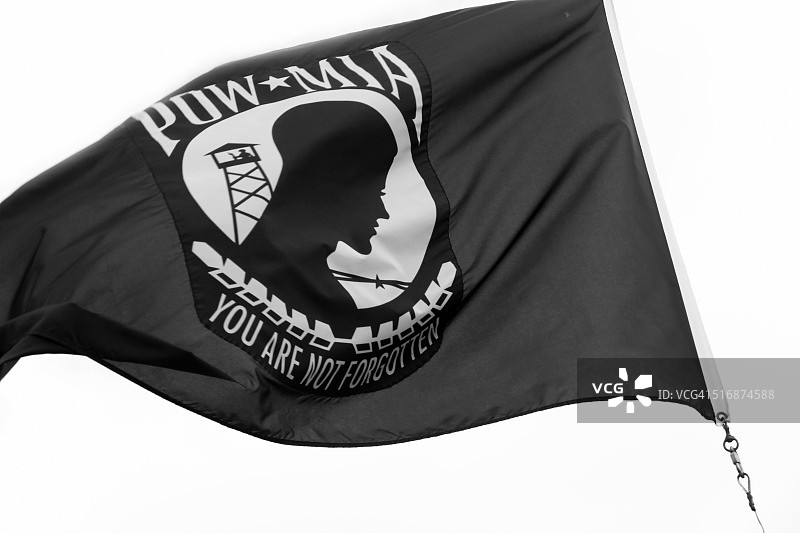 美国失踪战俘/阵亡士兵纪念旗在白色背景中飘扬图片素材