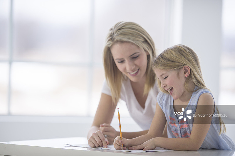 母亲教女儿在家上学图片素材