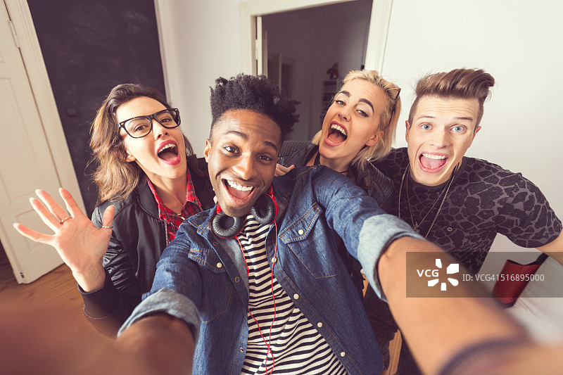 快乐的朋友在室内自拍图片素材