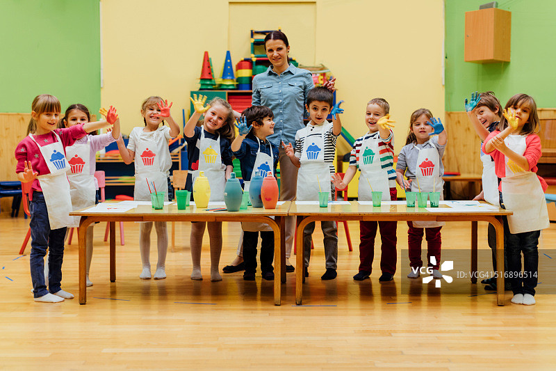 儿童用水彩画手图片素材