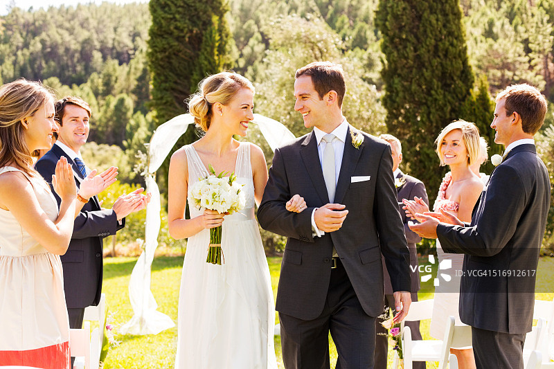 婚礼上情侣对视，宾客鼓掌图片素材