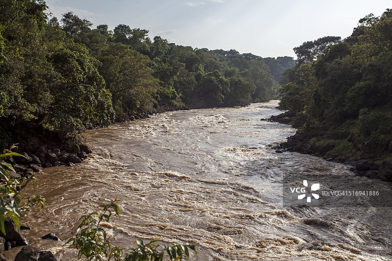 蓝色尼罗河的湍急水域图片素材