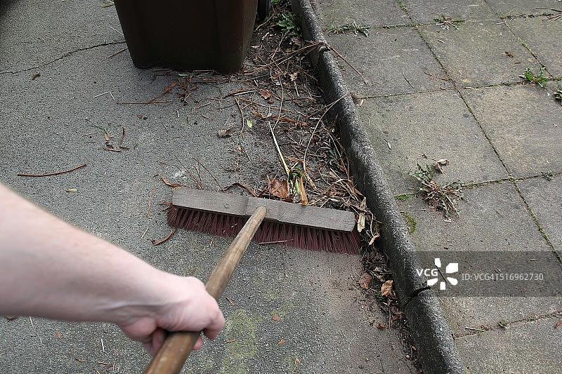 男人扫地视角图片素材