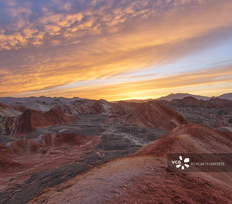 中国甘肃张掖丹霞地貌的彩色山脉图片素材
