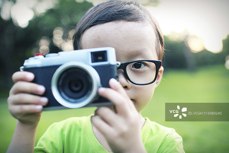 扮演摄影师的可爱孩子图片素材