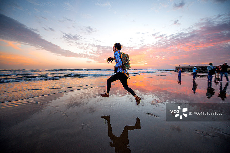 在海滩上的摄影师图片素材