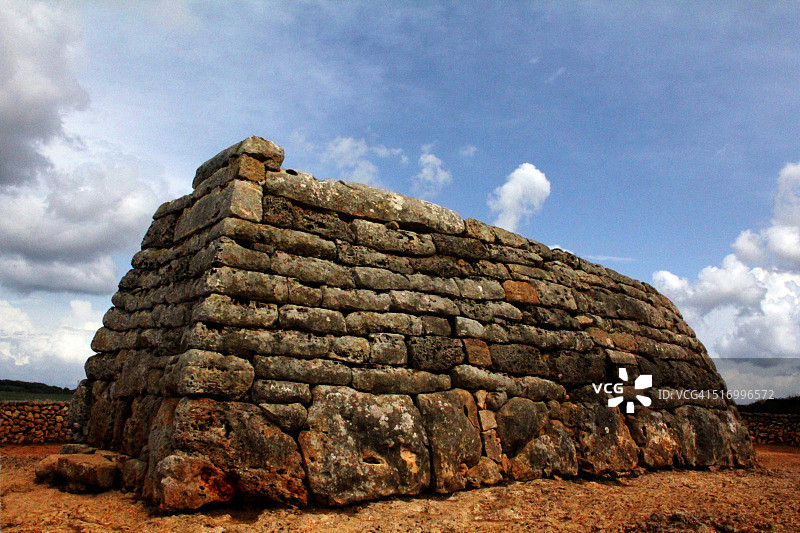 梅诺卡岛石桌图片素材