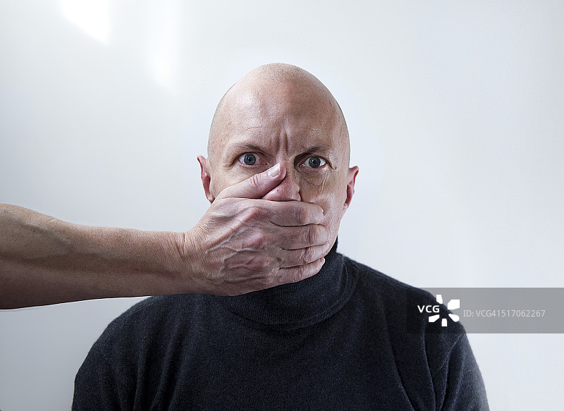 捂住嘴巴的男人肖像图片素材