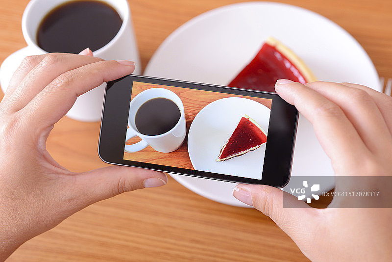 用智能手机拍摄食物照片图片素材