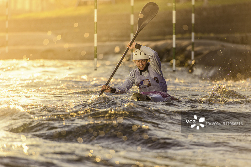 在白浪中划皮划艇的女子图片素材