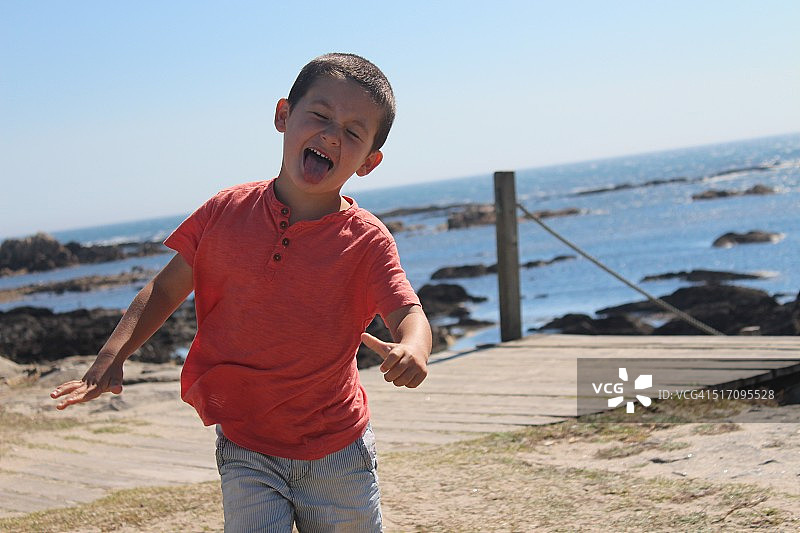 小男孩在海滩上奔跑图片素材