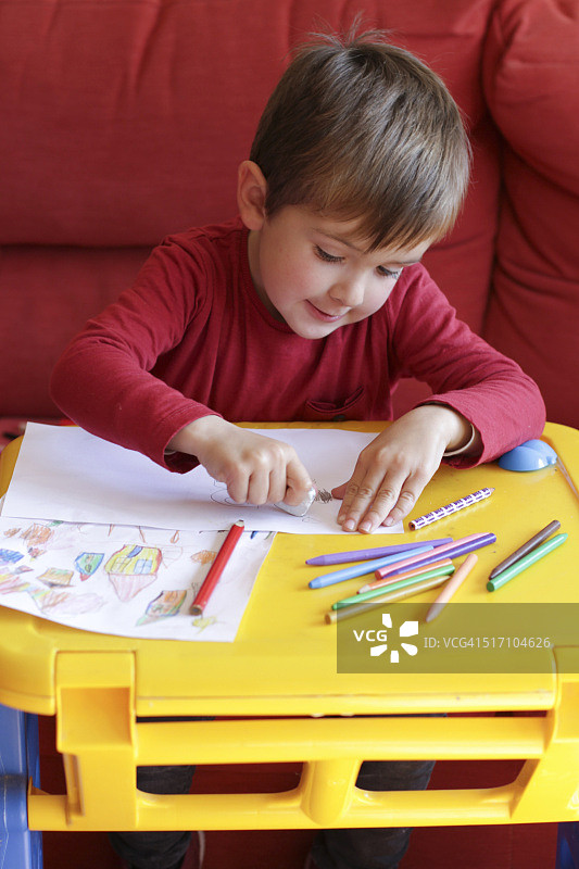 男孩画画图片素材