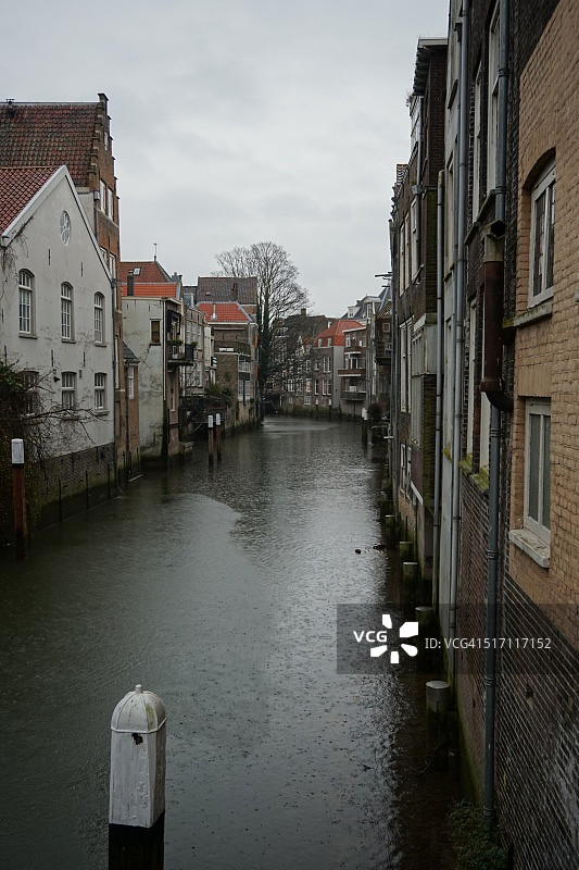 荷兰多德雷赫特老城运河雨景图片素材