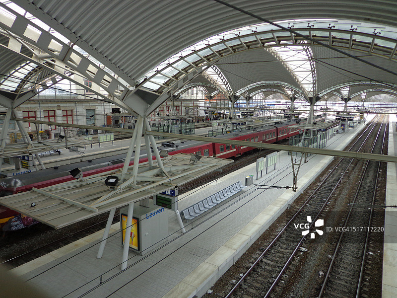 比利时鲁汶火车站的站台和火车图片素材