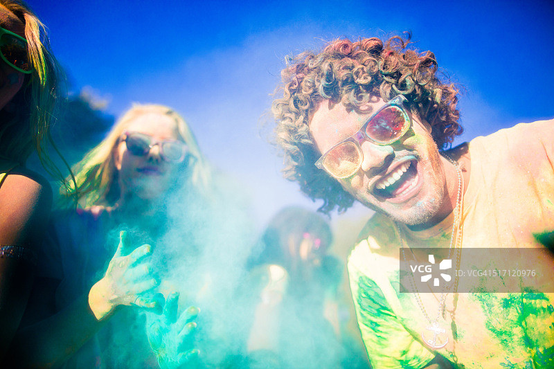 在公园庆祝胡里节的多元种族群体图片素材