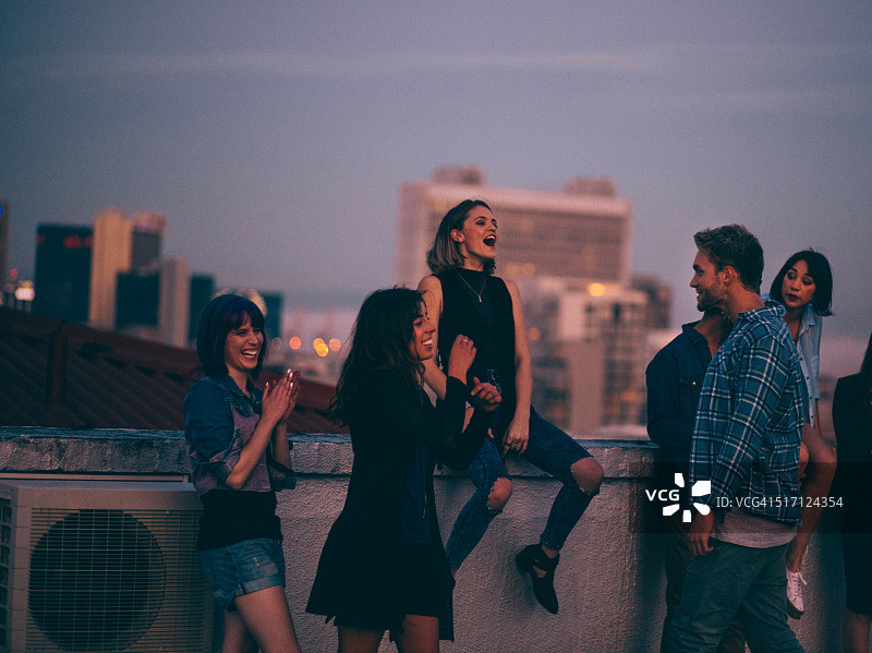 青少年庆祝有趣的屋顶派对图片素材