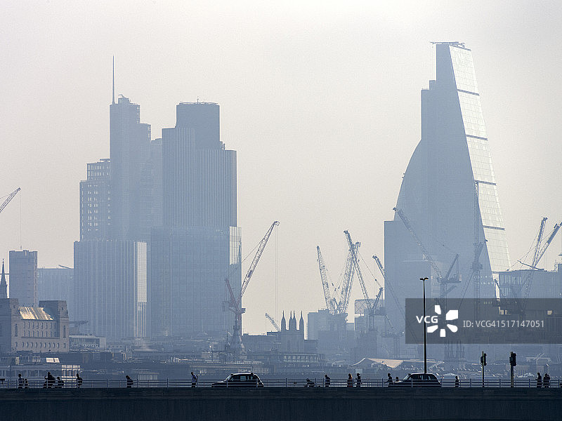 城市天际线上的薄雾图片素材