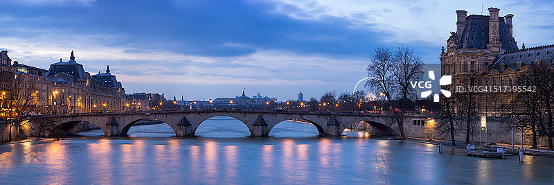 黄昏时分的皇家桥图片素材