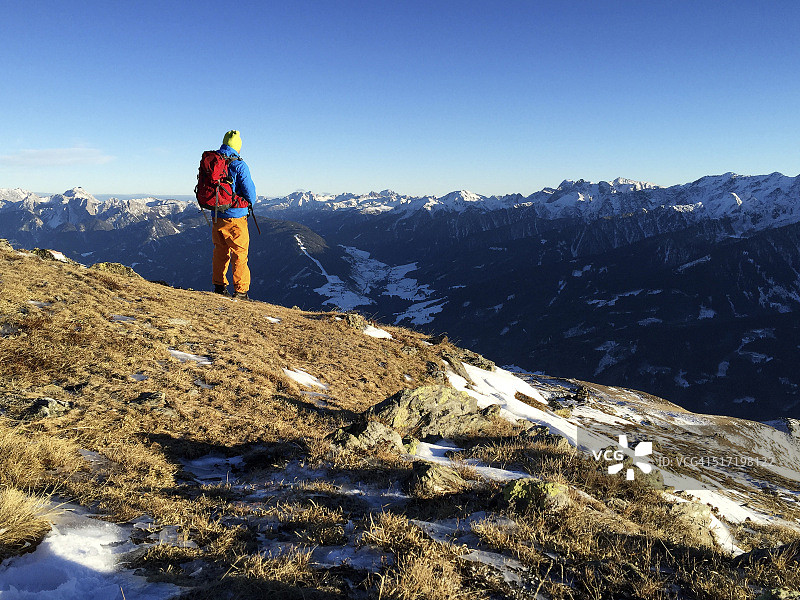 徒步者在利恩茨多洛米蒂山顶，奥地利东蒂罗尔图片素材