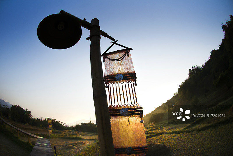 日出时分，带有泰国北部兰纳banner旗帜和山景的灯图片素材