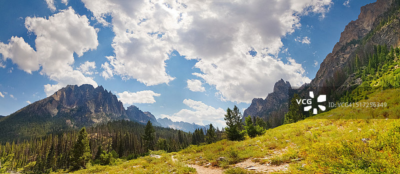 锯齿山脉的泥土小路，夏季，爱达荷州图片素材