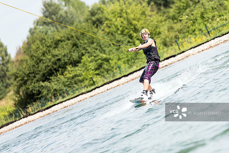 正在进行滑水训练的滑水者图片素材