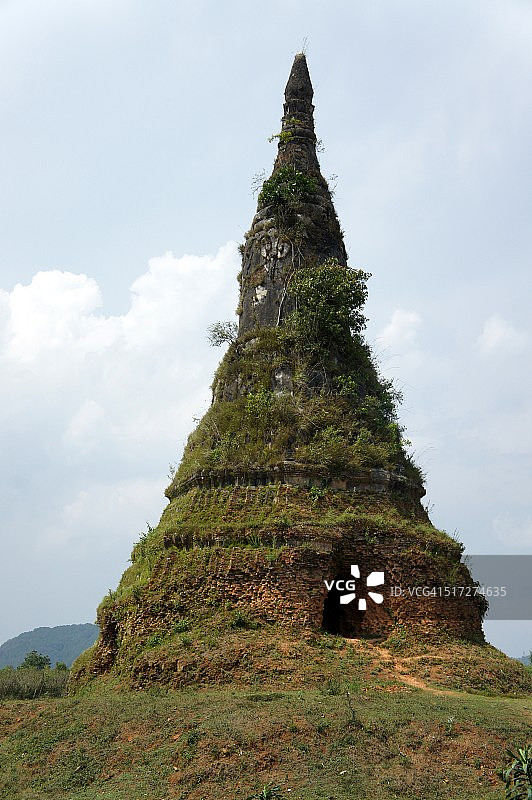 老挝丰沙湾植被茂盛的佛塔遗址图片素材