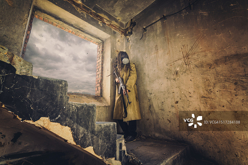 废墟中的末日幸存者图片素材