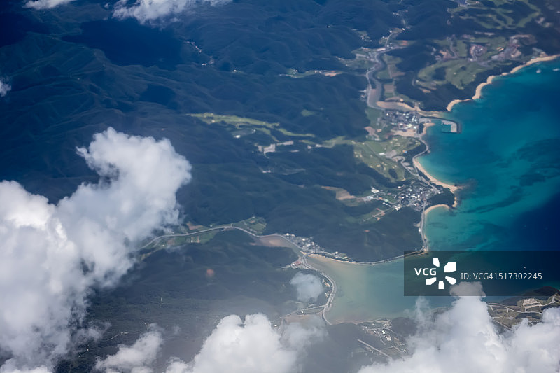 蓝色热带水域和海岸线航拍图片素材