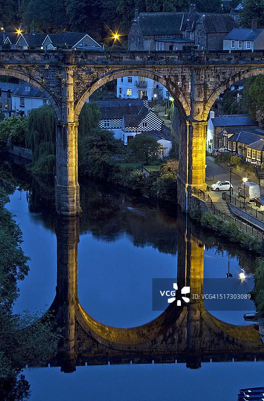 蓝色时刻的河桥图片素材