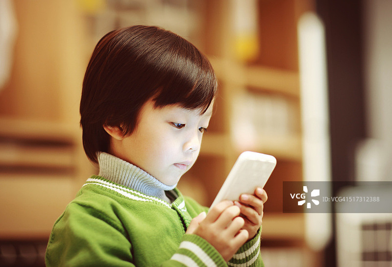 用智能手机的男孩图片素材