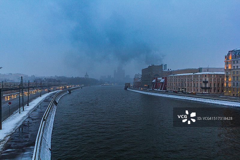 阴天冬季的莫斯科河景色图片素材