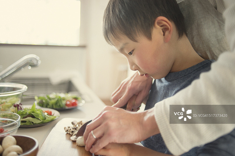 父子在家一起做饭图片素材