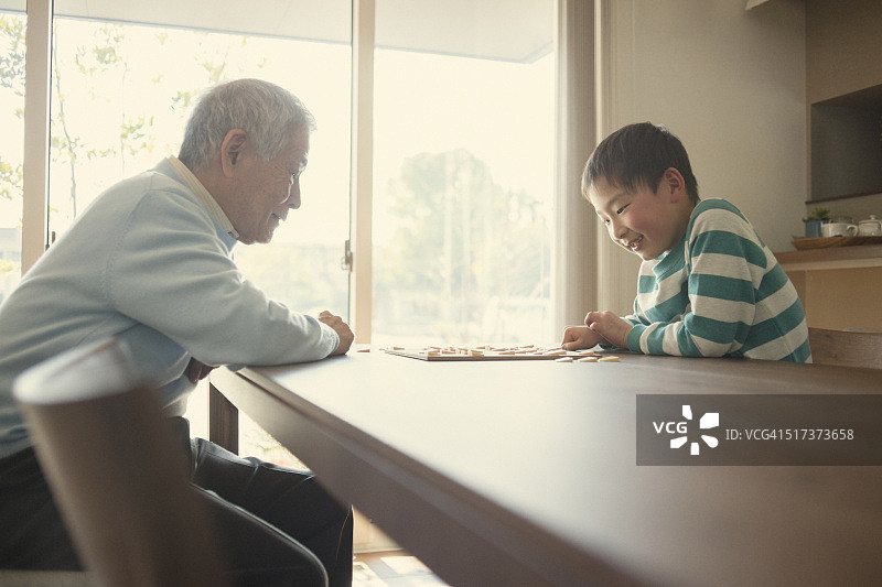 爷爷和孙子玩日本象棋图片素材
