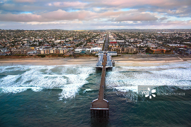 圣地亚哥太平洋海滩的水晶栈桥图片素材