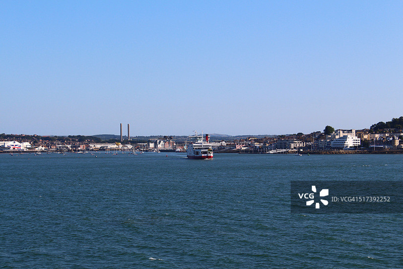 离开港口的客船/渡轮图片素材