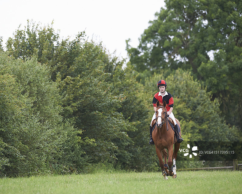 骑师在赛道上骑马图片素材