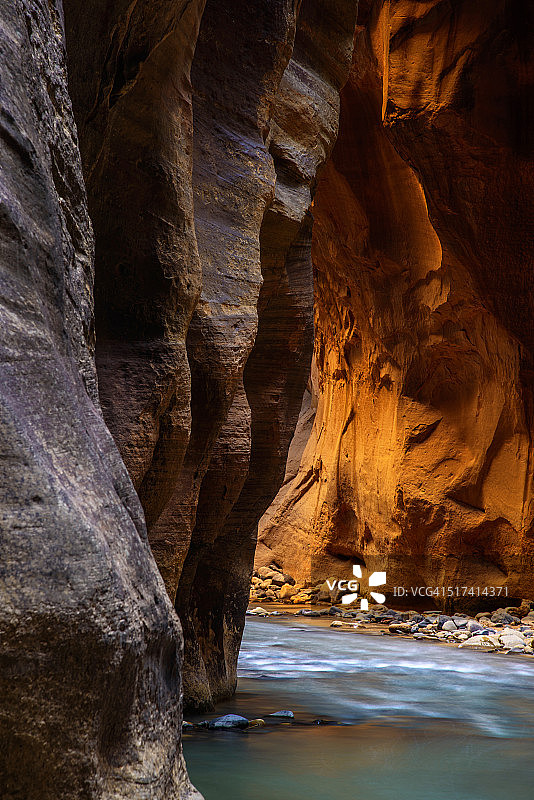 峡谷中的反射光图片素材